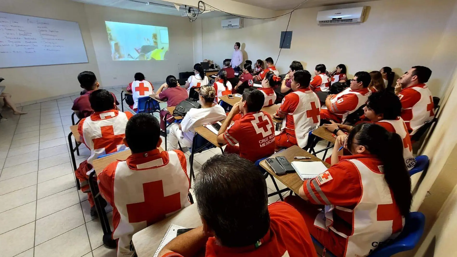 Más de 40 elementos de la Cruz Roja de San Luis asisten a cursos de actualización que se ofrecen mensualmente